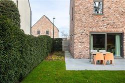 Gelegen in de doodlopende straat Nestevoorde 12 te Zomergem, biedt deze BEN-woning in pastoriestijl de perfecte combinatie van modern comfort en energ...