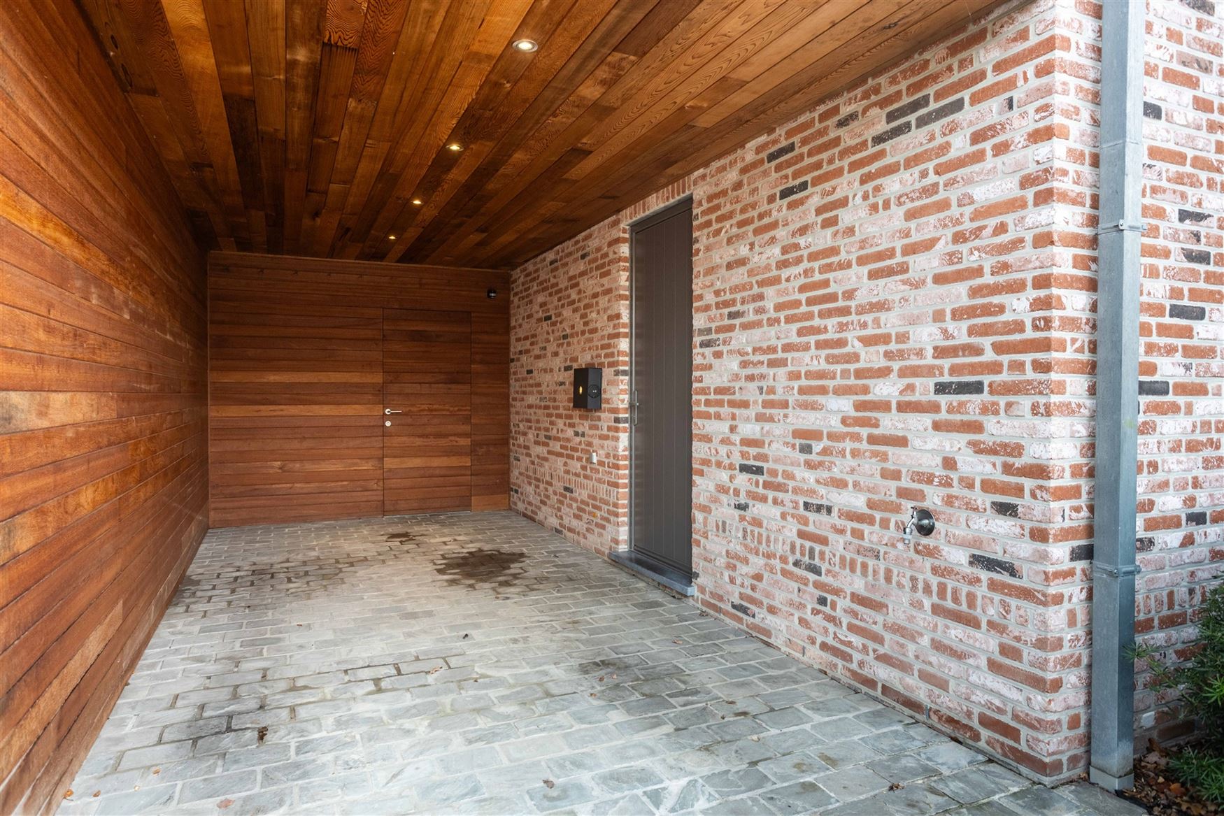 Gelegen in de doodlopende straat Nestevoorde 12 te Zomergem, biedt deze BEN-woning in pastoriestijl de perfecte combinatie van modern comfort en energ...