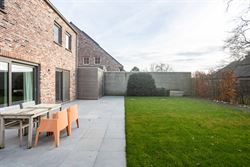 Gelegen in de doodlopende straat Nestevoorde 12 te Zomergem, biedt deze BEN-woning in pastoriestijl de perfecte combinatie van modern comfort en energ...