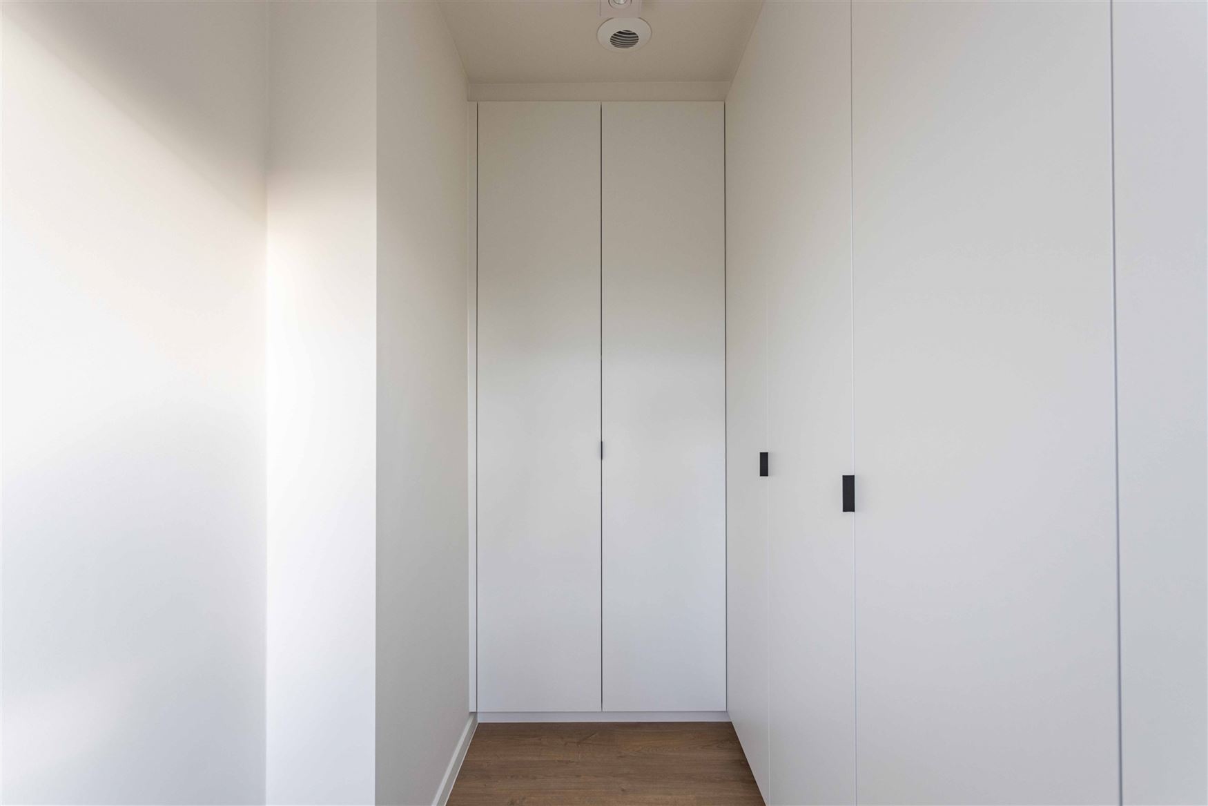 Gelegen in de doodlopende straat Nestevoorde 12 te Zomergem, biedt deze BEN-woning in pastoriestijl de perfecte combinatie van modern comfort en energ...