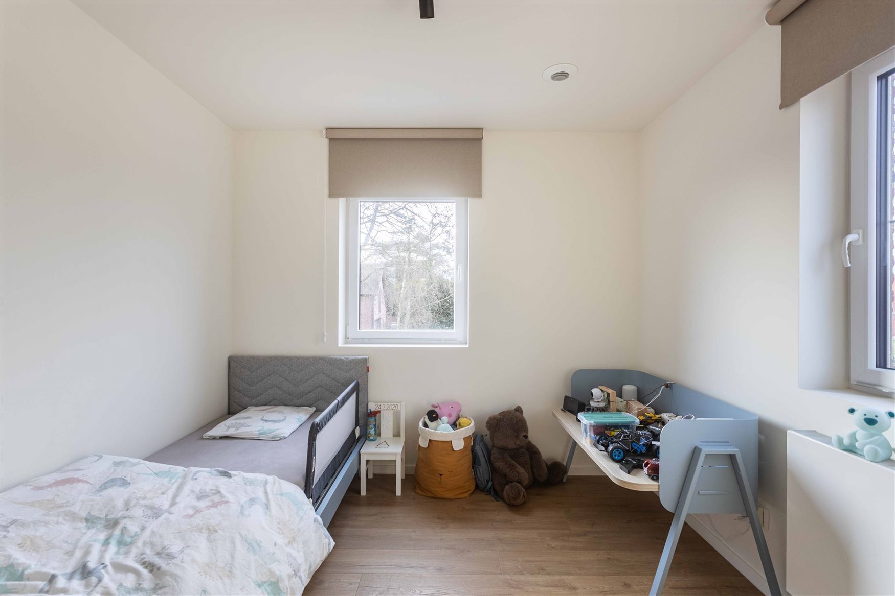 Gelegen in de doodlopende straat Nestevoorde 12 te Zomergem, biedt deze BEN-woning in pastoriestijl de perfecte combinatie van modern comfort en energ...