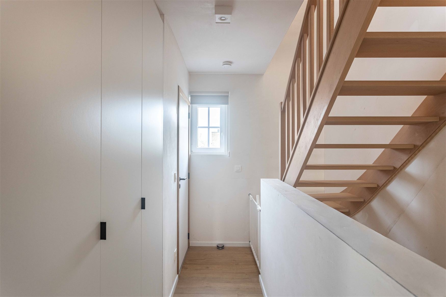 Gelegen in de doodlopende straat Nestevoorde 12 te Zomergem, biedt deze BEN-woning in pastoriestijl de perfecte combinatie van modern comfort en energ...