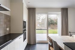 Gelegen in de doodlopende straat Nestevoorde 12 te Zomergem, biedt deze BEN-woning in pastoriestijl de perfecte combinatie van modern comfort en energ...