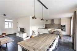 Gelegen in de doodlopende straat Nestevoorde 12 te Zomergem, biedt deze BEN-woning in pastoriestijl de perfecte combinatie van modern comfort en energ...