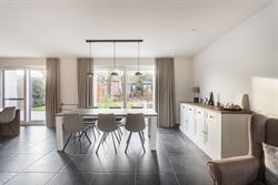 Gelegen in de doodlopende straat Nestevoorde 12 te Zomergem, biedt deze BEN-woning in pastoriestijl de perfecte combinatie van modern comfort en energ...