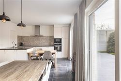 Gelegen in de doodlopende straat Nestevoorde 12 te Zomergem, biedt deze BEN-woning in pastoriestijl de perfecte combinatie van modern comfort en energ...