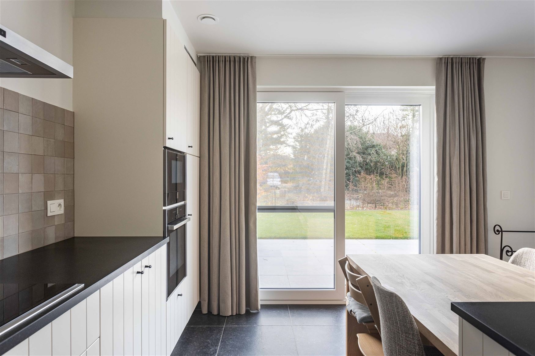 Gelegen in de doodlopende straat Nestevoorde 12 te Zomergem, biedt deze BEN-woning in pastoriestijl de perfecte combinatie van modern comfort en energ...