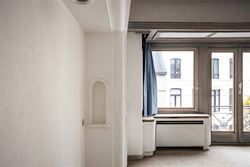 Op wandelafstand van het centrum en nabij de Coupure vindt u deze bijzonder charmante woning met een bewoonbare oppervlakte van 213m², een harmonieuz...