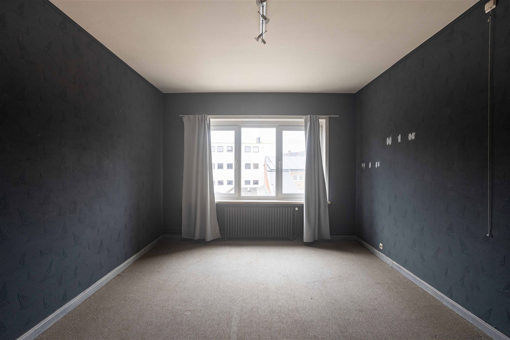 Op wandelafstand van het centrum en nabij de Coupure vindt u deze bijzonder charmante woning met een bewoonbare oppervlakte van 213m², een harmonieuz...