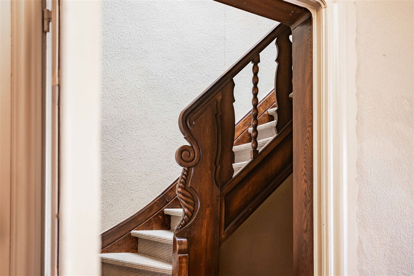 Op wandelafstand van het centrum en nabij de Coupure vindt u deze bijzonder charmante woning met een bewoonbare oppervlakte van 213m², een harmonieuz...