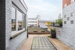 Op wandelafstand van het centrum en nabij de Coupure vindt u deze bijzonder charmante woning met een bewoonbare oppervlakte van 213m², een harmonieuz...