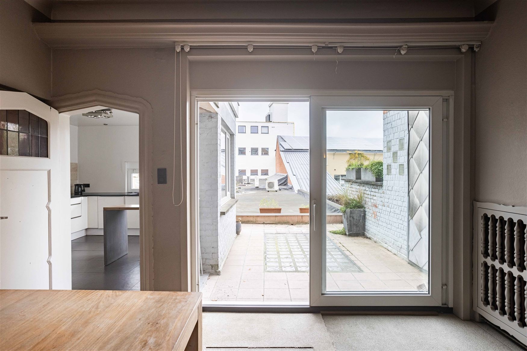 Op wandelafstand van het centrum en nabij de Coupure vindt u deze bijzonder charmante woning met een bewoonbare oppervlakte van 213m², een harmonieuz...