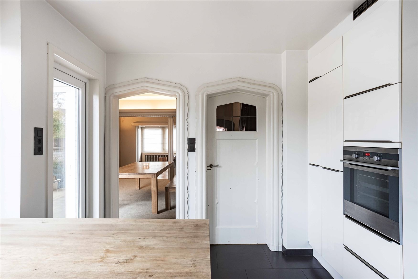 Op wandelafstand van het centrum en nabij de Coupure vindt u deze bijzonder charmante woning met een bewoonbare oppervlakte van 213m², een harmonieuz...