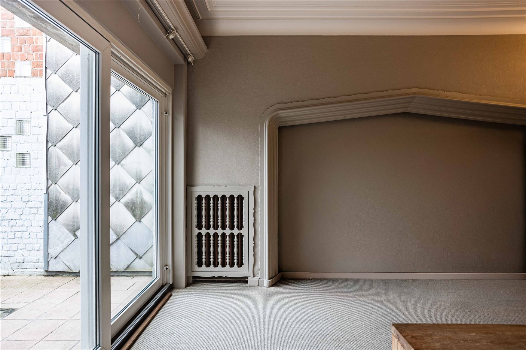 Op wandelafstand van het centrum en nabij de Coupure vindt u deze bijzonder charmante woning met een bewoonbare oppervlakte van 213m², een harmonieuz...