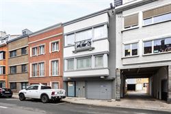 Op wandelafstand van het centrum en nabij de Coupure vindt u deze bijzonder charmante woning met een bewoonbare oppervlakte van 213m², een harmonieuz...