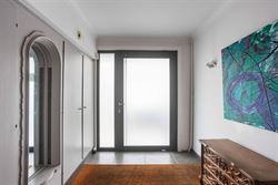 Op wandelafstand van het centrum en nabij de Coupure vindt u deze bijzonder charmante woning met een bewoonbare oppervlakte van 213m², een harmonieuz...