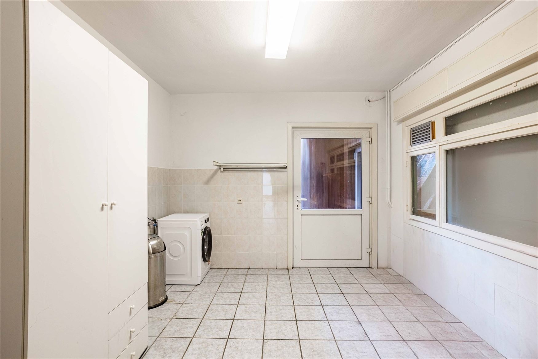 Op wandelafstand van het centrum en nabij de Coupure vindt u deze bijzonder charmante woning met een bewoonbare oppervlakte van 213m², een harmonieuz...