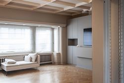 Op wandelafstand van het centrum en nabij de Coupure vindt u deze bijzonder charmante woning met een bewoonbare oppervlakte van 213m², een harmonieuz...