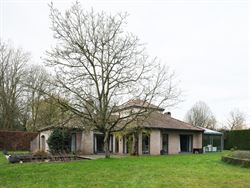 Ontdek deze prachtige villa, gelegen op een royaal perceel van 2.764 m², waar ruimte, comfort en Mediterrane charme samenkomen. De gelijkvloerse inko...