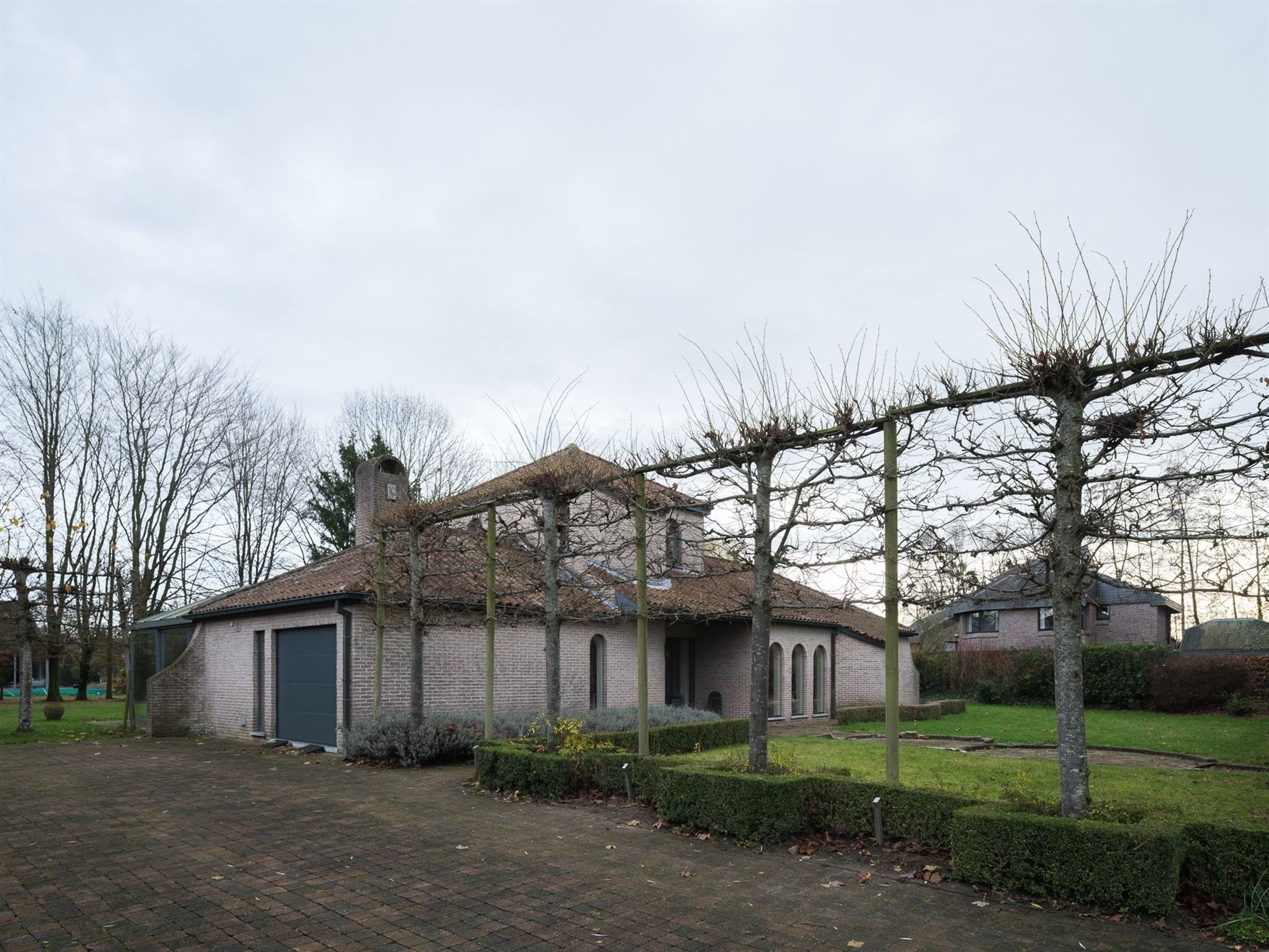 Ontdek deze prachtige villa, gelegen op een royaal perceel van 2.764 m², waar ruimte, comfort en Mediterrane charme samenkomen. De gelijkvloerse inko...