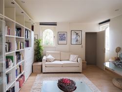 Ontdek deze prachtige villa, gelegen op een royaal perceel van 2.764 m², waar ruimte, comfort en Mediterrane charme samenkomen. De gelijkvloerse inko...