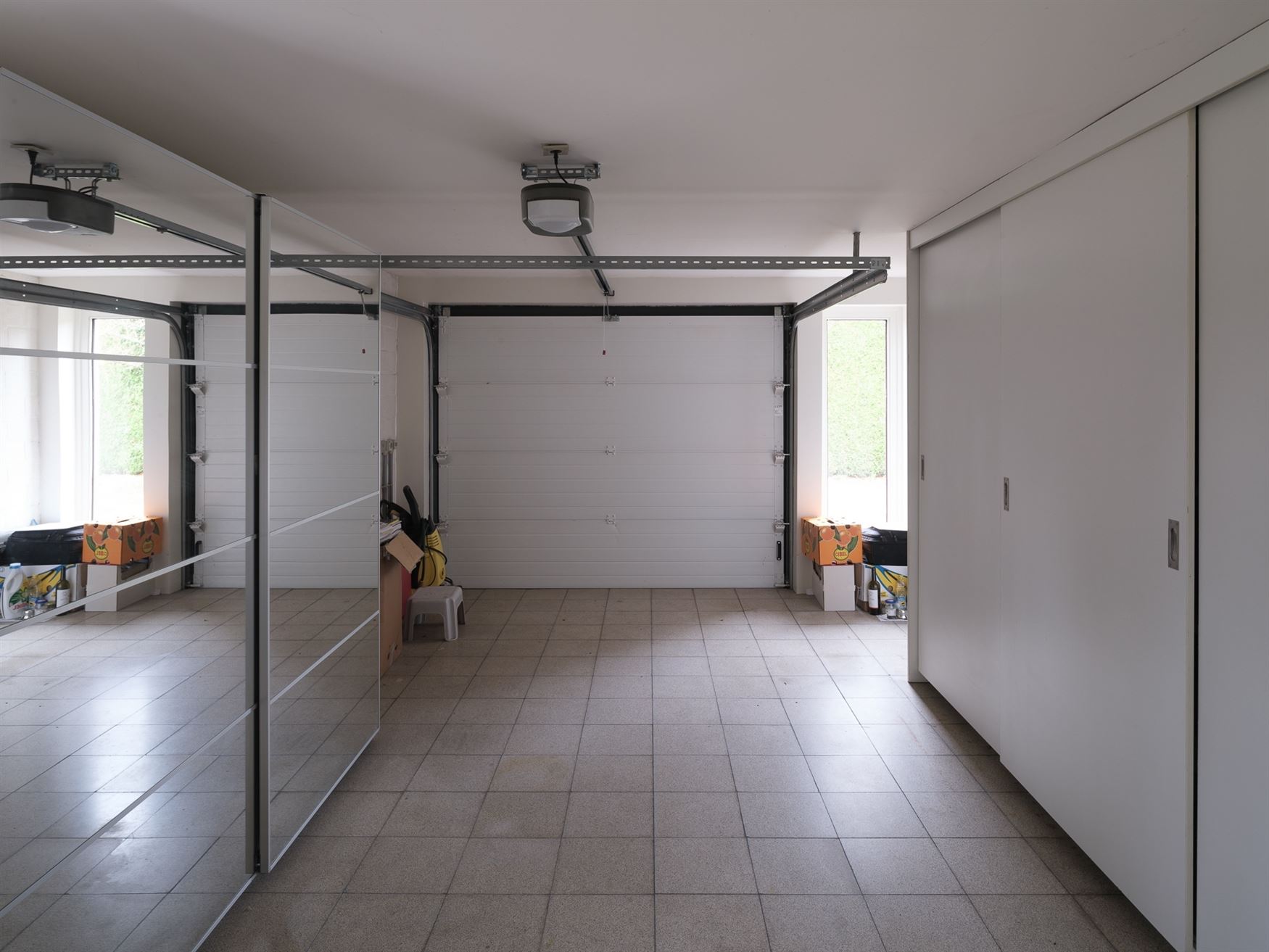 Ontdek deze prachtige villa, gelegen op een royaal perceel van 2.764 m², waar ruimte, comfort en Mediterrane charme samenkomen. De gelijkvloerse inko...