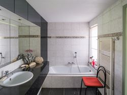 Ontdek deze prachtige villa, gelegen op een royaal perceel van 2.764 m², waar ruimte, comfort en Mediterrane charme samenkomen. De gelijkvloerse inko...