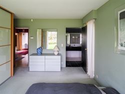 Ontdek deze prachtige villa, gelegen op een royaal perceel van 2.764 m², waar ruimte, comfort en Mediterrane charme samenkomen. De gelijkvloerse inko...