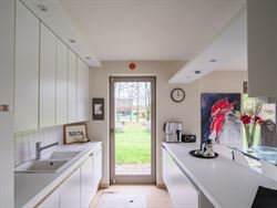 Ontdek deze prachtige villa, gelegen op een royaal perceel van 2.764 m², waar ruimte, comfort en Mediterrane charme samenkomen. De gelijkvloerse inko...