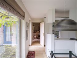 Ontdek deze prachtige villa, gelegen op een royaal perceel van 2.764 m², waar ruimte, comfort en Mediterrane charme samenkomen. De gelijkvloerse inko...