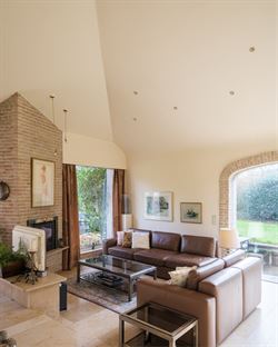 Ontdek deze prachtige villa, gelegen op een royaal perceel van 2.764 m², waar ruimte, comfort en Mediterrane charme samenkomen. De gelijkvloerse inko...