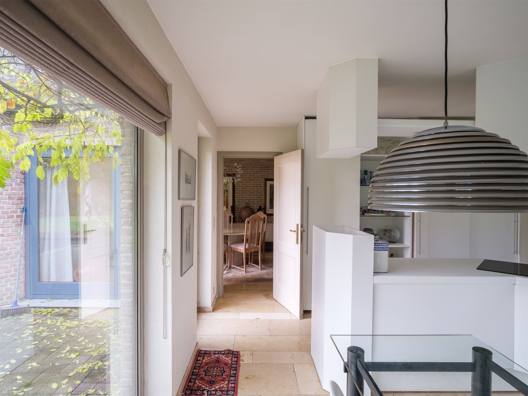 Ontdek deze prachtige villa, gelegen op een royaal perceel van 2.764 m², waar ruimte, comfort en Mediterrane charme samenkomen. De gelijkvloerse inko...