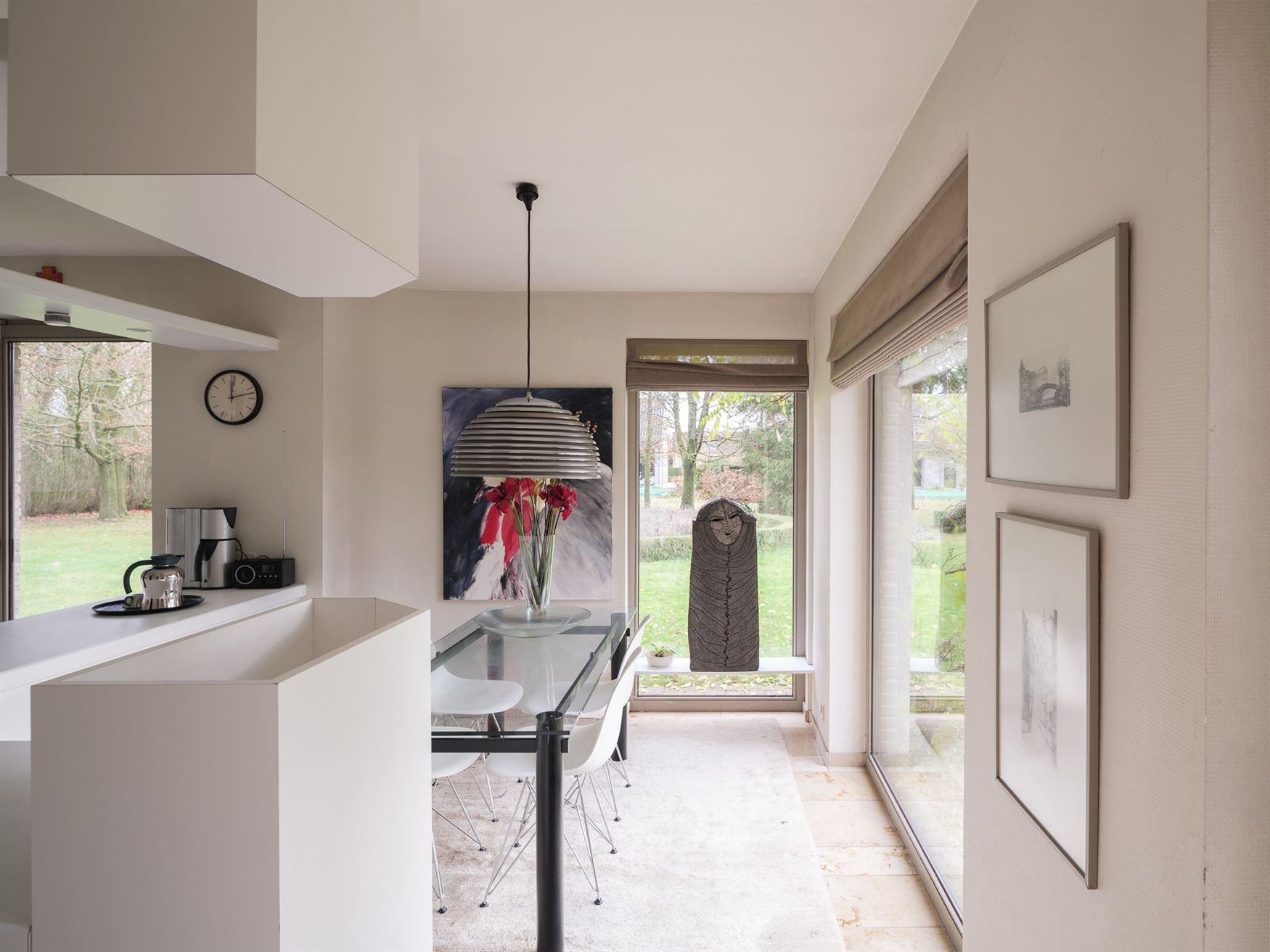 Ontdek deze prachtige villa, gelegen op een royaal perceel van 2.764 m², waar ruimte, comfort en Mediterrane charme samenkomen. De gelijkvloerse inko...