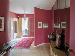 Ontdek deze prachtige villa, gelegen op een royaal perceel van 2.764 m², waar ruimte, comfort en Mediterrane charme samenkomen. De gelijkvloerse inko...