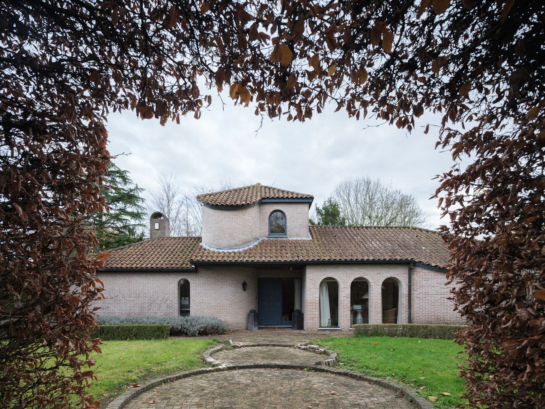 Ontdek deze prachtige villa, gelegen op een royaal perceel van 2.764 m², waar ruimte, comfort en Mediterrane charme samenkomen. De gelijkvloerse inko...