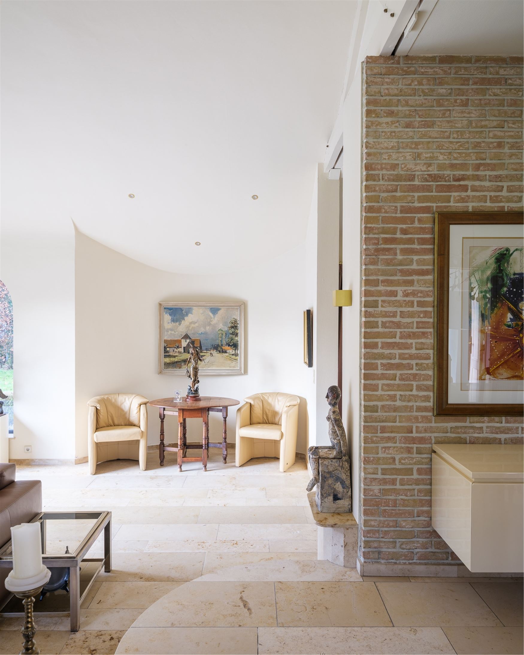 Ontdek deze prachtige villa, gelegen op een royaal perceel van 2.764 m², waar ruimte, comfort en Mediterrane charme samenkomen. De gelijkvloerse inko...