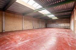 Dit veelzijdige pand is uitstekend gelegen langs de Hundelgemsesteenweg in Merelbeke, een commerciële topligging met sterke zichtbaarheid en vlotte v...