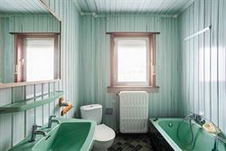 Dit veelzijdige pand is uitstekend gelegen langs de Hundelgemsesteenweg in Merelbeke, een commerciële topligging met sterke zichtbaarheid en vlotte v...