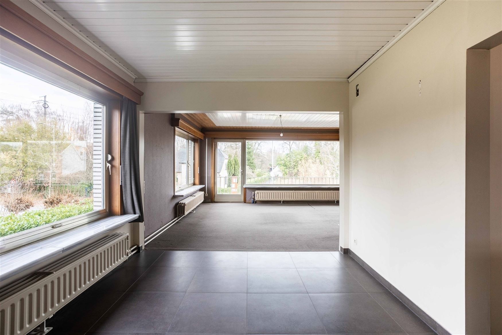 Dit veelzijdige pand is uitstekend gelegen langs de Hundelgemsesteenweg in Merelbeke, een commerciële topligging met sterke zichtbaarheid en vlotte v...