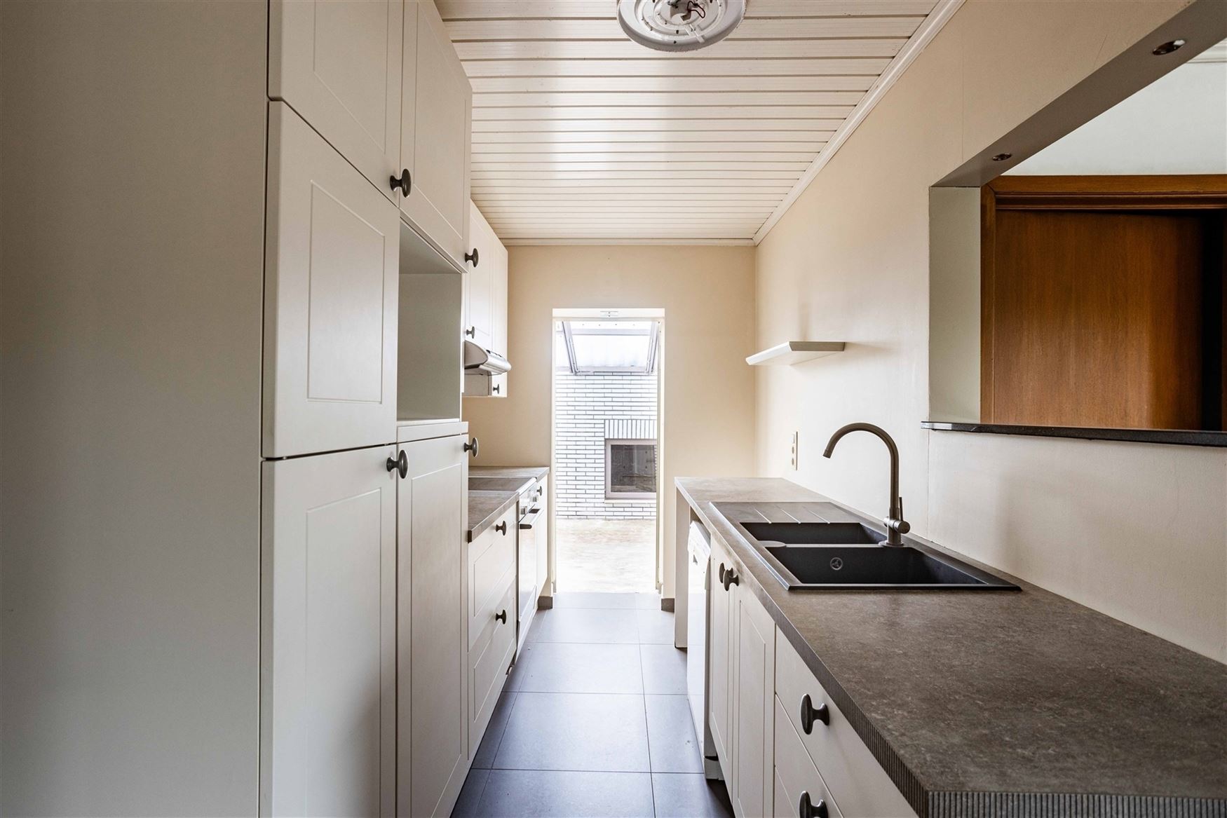 Dit veelzijdige pand is uitstekend gelegen langs de Hundelgemsesteenweg in Merelbeke, een commerciële topligging met sterke zichtbaarheid en vlotte v...