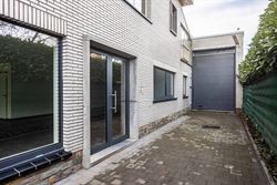 Dit veelzijdige pand is uitstekend gelegen langs de Hundelgemsesteenweg in Merelbeke, een commerciële topligging met sterke zichtbaarheid en vlotte v...