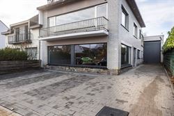 Dit veelzijdige pand is uitstekend gelegen langs de Hundelgemsesteenweg in Merelbeke, een commerciële topligging met sterke zichtbaarheid en vlotte v...