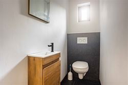 Dit veelzijdige pand is uitstekend gelegen langs de Hundelgemsesteenweg in Merelbeke, een commerciële topligging met sterke zichtbaarheid en vlotte v...