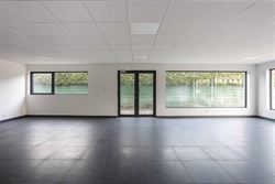 Dit veelzijdige pand is uitstekend gelegen langs de Hundelgemsesteenweg in Merelbeke, een commerciële topligging met sterke zichtbaarheid en vlotte v...