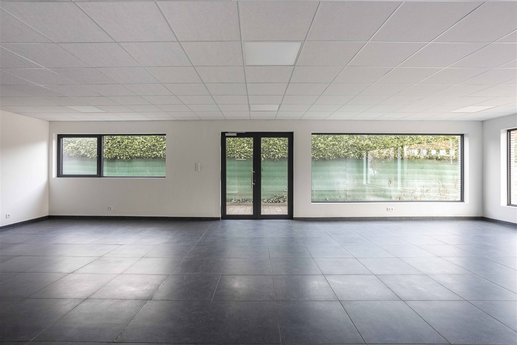 Dit veelzijdige pand is uitstekend gelegen langs de Hundelgemsesteenweg in Merelbeke, een commerciële topligging met sterke zichtbaarheid en vlotte v...