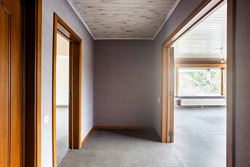 Dit veelzijdige pand is uitstekend gelegen langs de Hundelgemsesteenweg in Merelbeke, een commerciële topligging met sterke zichtbaarheid en vlotte v...