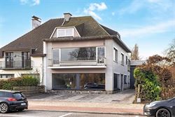 Dit veelzijdige pand is uitstekend gelegen langs de Hundelgemsesteenweg in Merelbeke, een commerciële topligging met sterke zichtbaarheid en vlotte v...