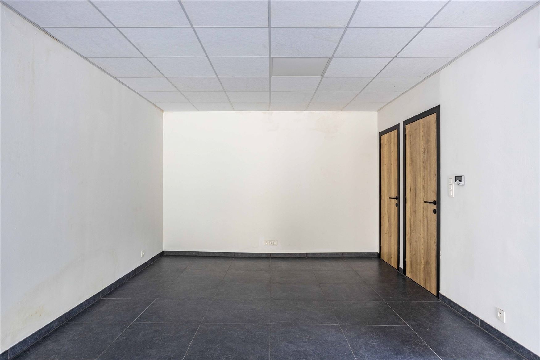 Dit veelzijdige pand is uitstekend gelegen langs de Hundelgemsesteenweg in Merelbeke, een commerciële topligging met sterke zichtbaarheid en vlotte v...