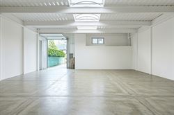 Dit veelzijdige pand is uitstekend gelegen langs de Hundelgemsesteenweg in Merelbeke, een commerciële topligging met sterke zichtbaarheid en vlotte v...