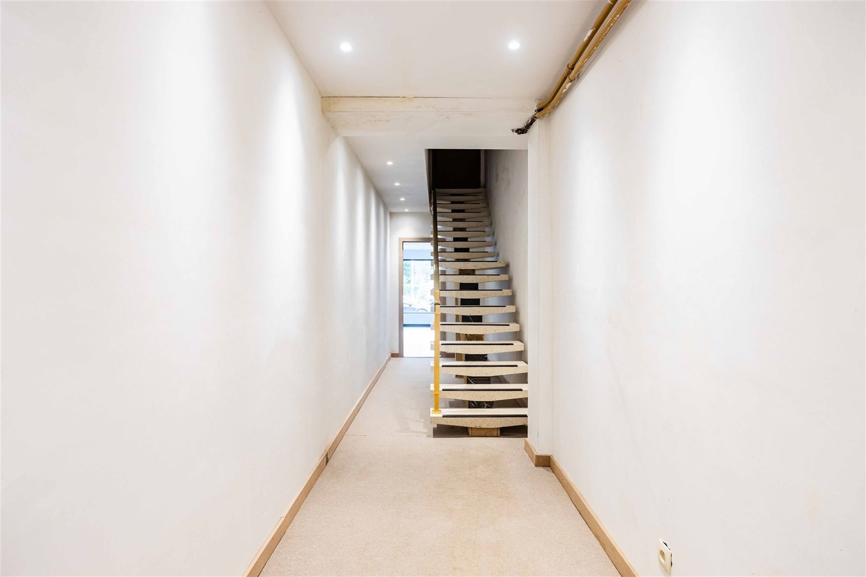 Dit veelzijdige pand is uitstekend gelegen langs de Hundelgemsesteenweg in Merelbeke, een commerciële topligging met sterke zichtbaarheid en vlotte v...